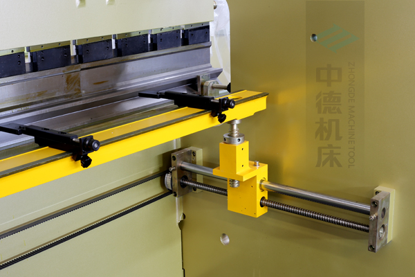 ZDP-10032高精度x軸結(jié)構(gòu)，采用滾珠絲桿，精度高無游隙，淬火高強(qiáng)度擋指，并有倒三角鎖卡裝置不掉落.jpg