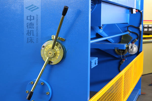 ZDS-1632剪板機刀片間隙手動調節器，刻度清淅，調節省力又簡便.jpg