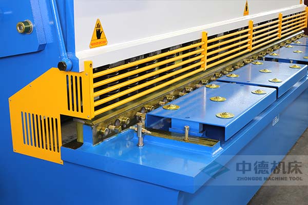 ZDS-1632剪板機進料口，安全防護，進料無阻，又能直接觀看到燈光對線的剪切位置.jpg