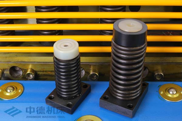 ZDS-1632采用高品質壓料油缸，不滲油不會在板材表面留有油污.jpg